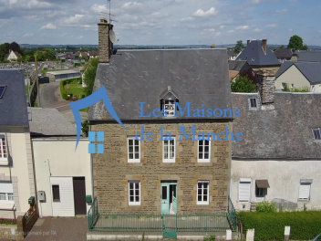 Grande maison de ville en pierre avec garages à St Hilaire du Harcouët