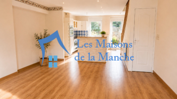 Maison de caractère en pierre avec terrasse, cour intime et ancien local commercial : un bien aux multiples possibilités !