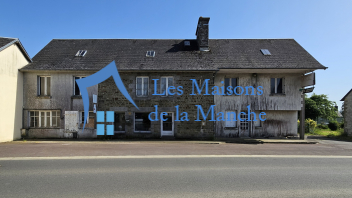 Ensemble immobilier situé dans le bourg de La Mancellière (50540), composé d'un ancien commerce avec habitation, maison, atelier et hangar à fort potentiel de rénovation