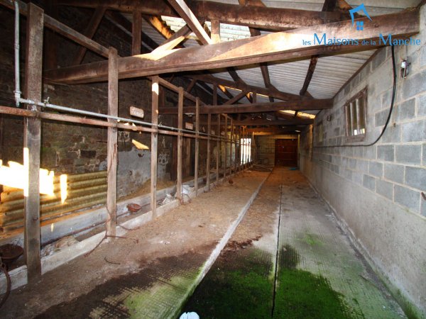 Ancien corps de ferme avec nombreuses dépendances