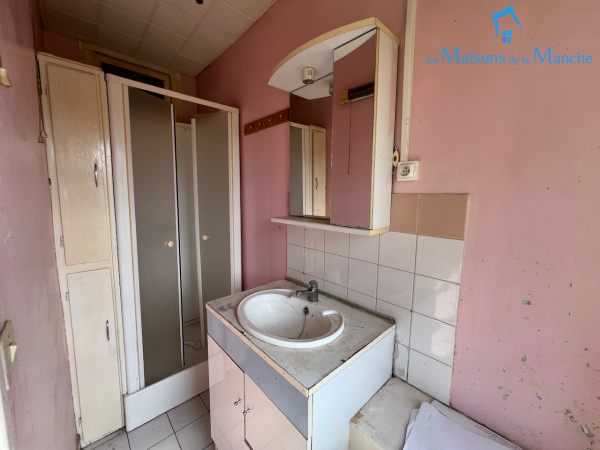 Maison en pierre avec dépendances proche commerces
