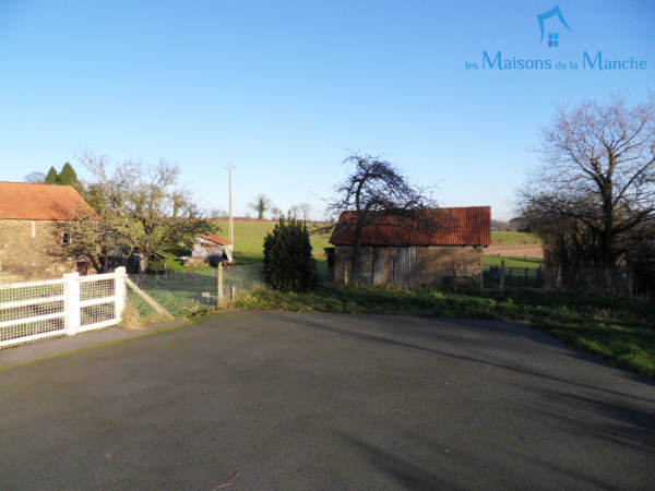 Maison de 104 m² avec nombreuses dépendances entre BRECEY et SAINT HILAIRE DU HARCOUET