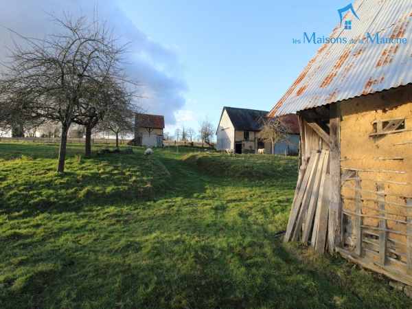 Ensemble de bâtiments à rénover en campagne