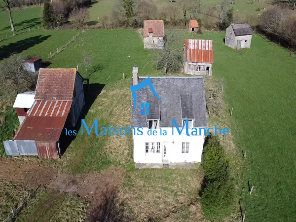 Maison avec 5 bâtiments et terrain 13000m2 proche Brécey 50370