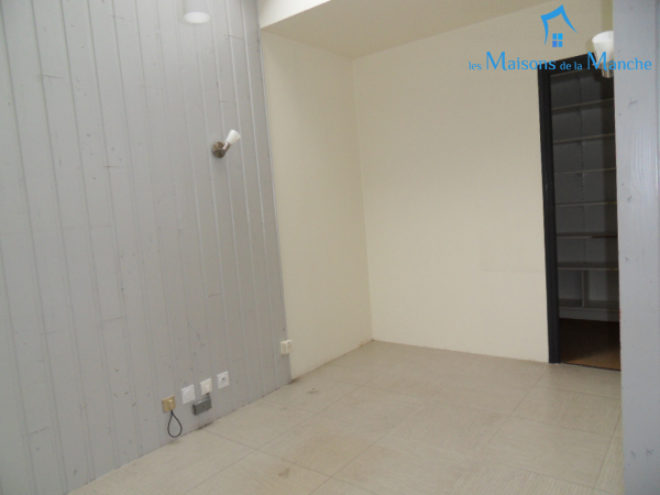 Bel Immeuble (emplacement commerce) dans centre ville