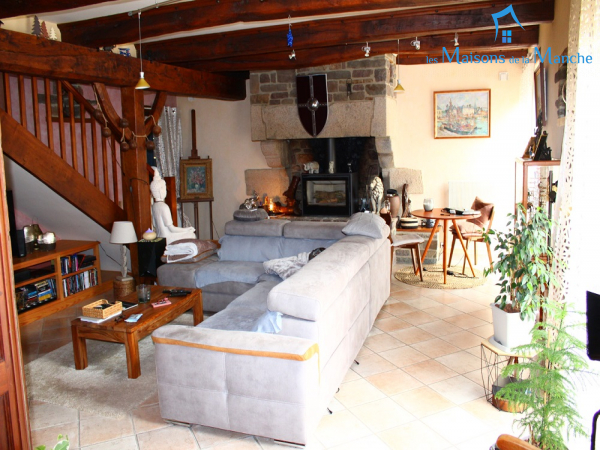 Longère en pierre couverte en ardoise de 247 m² + 92 m² de dépendances