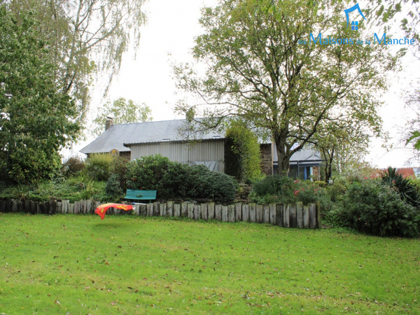 Longère en pierre couverte en ardoise de 247 m² + 92 m² de dépendances