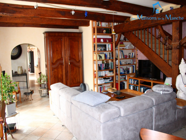 Longère en pierre couverte en ardoise de 247 m² + 92 m² de dépendances