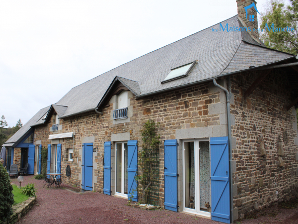 Longère en pierre couverte en ardoise de 247 m² + 92 m² de dépendances