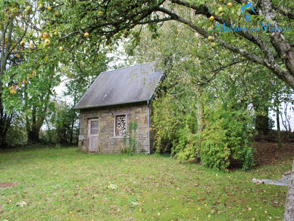 Longère en pierre couverte en ardoise de 247 m² + 92 m² de dépendances