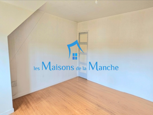 Grande maison en pierre avec grand terrain arboré, aux portes de Saint-Hilaire-du-Harcouët