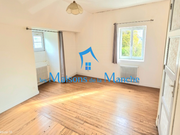 Grande maison en pierre avec grand terrain arboré, aux portes de Saint-Hilaire-du-Harcouët