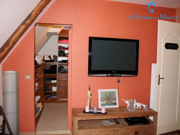 Longère en pierre couverte en ardoise de 247 m² + 92 m² de dépendances