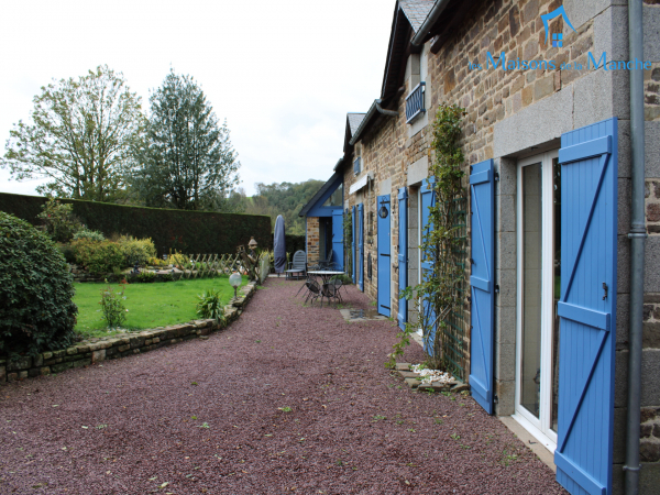 Longère en pierre couverte en ardoise de 247 m² + 92 m² de dépendances