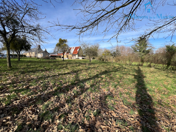 Bâtiment + 3500 m² de terrain