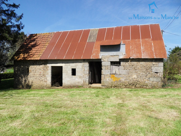 Ancien bâtiment entièrement à rénover à quelques kilomètres de BRECEY