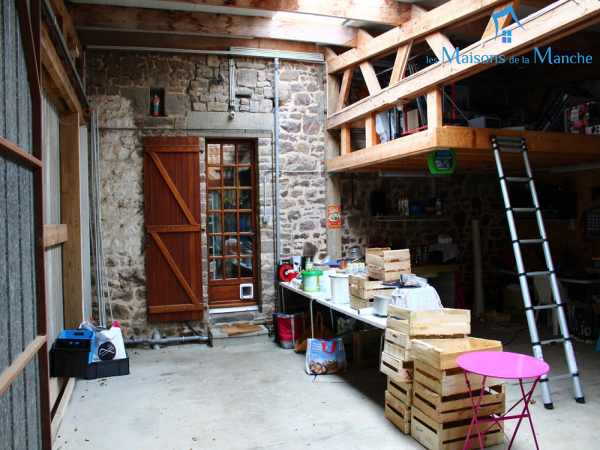 Longère en pierre couverte en ardoise de 247 m² + 92 m² de dépendances
