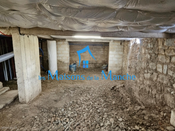 Grande maison de caractère aux multiples possibilités de 223 m² habitables (305m² exploitable) Située dans la belle commune de Chérencé-le-Roussel