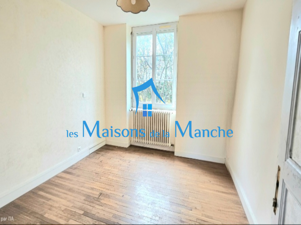 Grande maison en pierre avec grand terrain arboré, aux portes de Saint-Hilaire-du-Harcouët