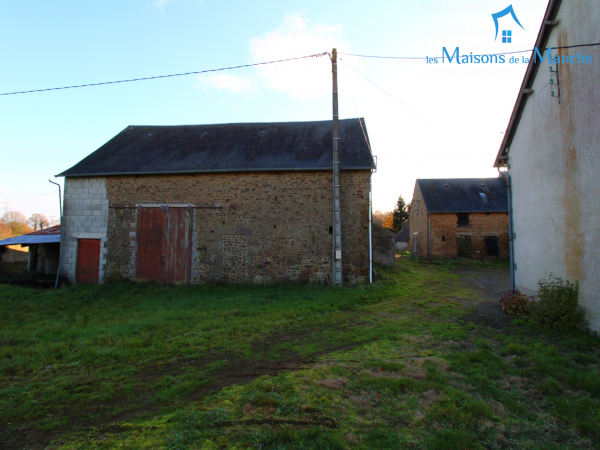 Ancien corps de ferme avec nombreuses dépendances