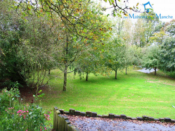 Longère en pierre couverte en ardoise de 247 m² + 92 m² de dépendances