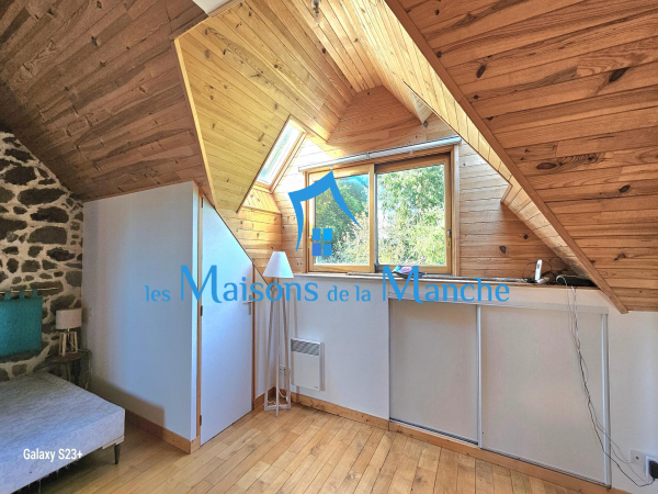 Jolie longère à rafraîchir à Montjoie-Saint-Martin, proche Saint-James