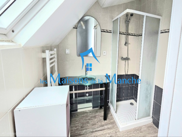 Grande maison en pierre avec grand terrain arboré, aux portes de Saint-Hilaire-du-Harcouët