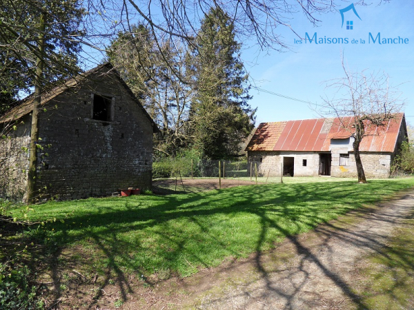 Ancien bâtiment entièrement à rénover à quelques kilomètres de BRECEY