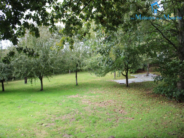 Longère en pierre couverte en ardoise de 247 m² + 92 m² de dépendances
