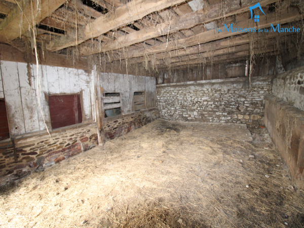 Ancienne maison à rénover en campagne avec bon potentiel