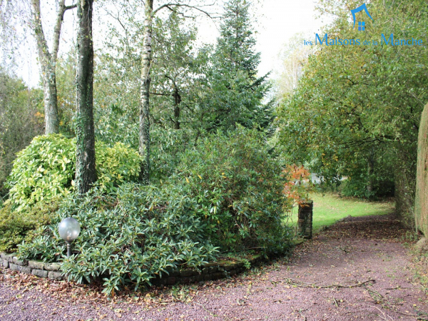 Longère en pierre couverte en ardoise de 247 m² + 92 m² de dépendances