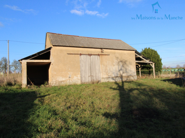 Ancien corps de ferme avec nombreuses dépendances