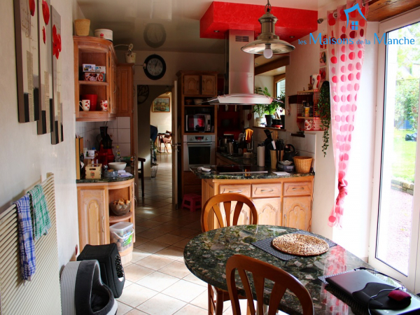 Longère en pierre couverte en ardoise de 247 m² + 92 m² de dépendances
