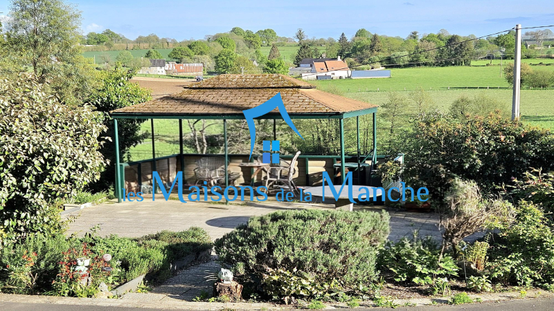 Magnifique maison normande en pierre avec dépendances sur un terrain arboré de plus de 8 000 m²