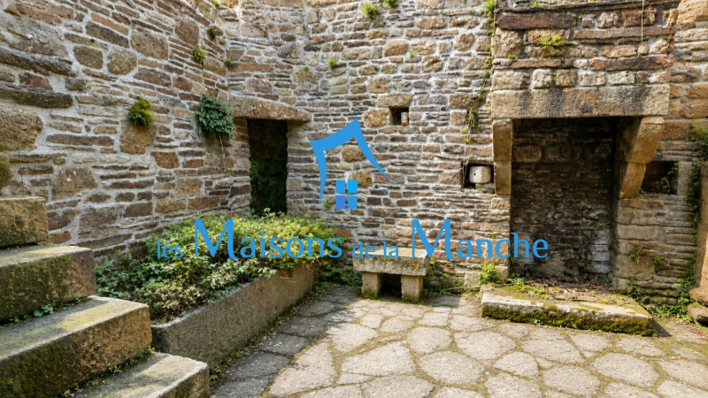 Maison de caractère en pierre avec terrasse, cour intime et ancien local commercial : un bien aux multiples possibilités !