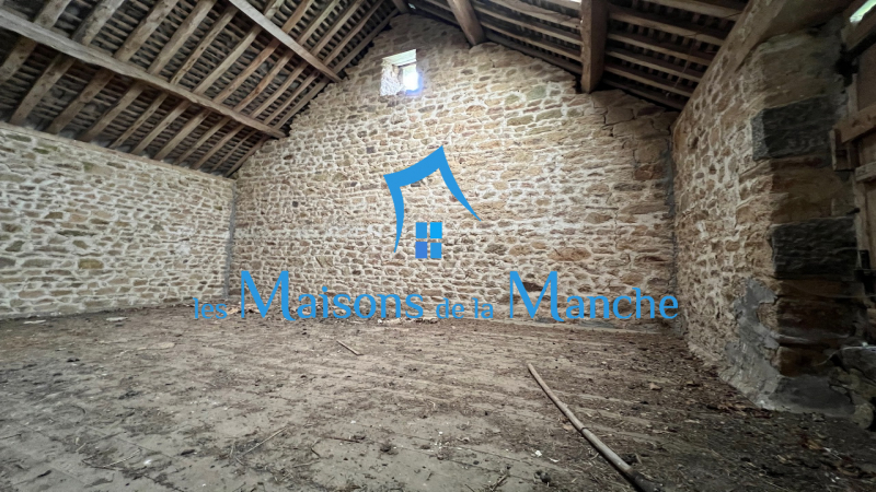 Bâtiment en pierre couvert en ardoise