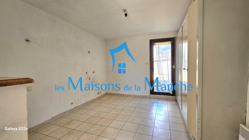 Grande maison de ville en pierre avec garages à St Hilaire du Harcouët