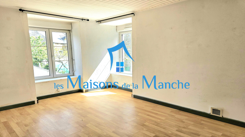 Maison de bourg en pierre + grand garage