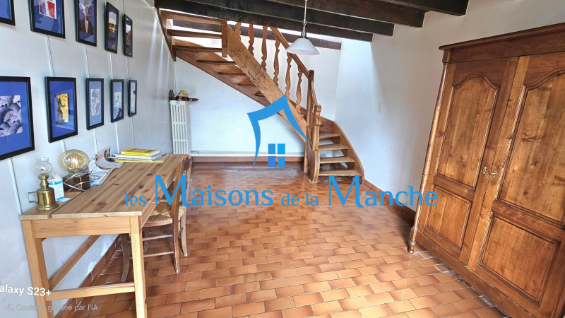 Jolie longère à rafraîchir à Montjoie-Saint-Martin, proche Saint-James