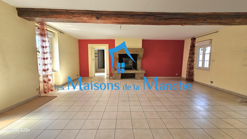 Grande maison de ville en pierre avec garages à St Hilaire du Harcouët