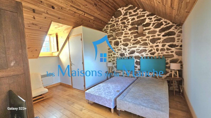 Jolie longère à rafraîchir à Montjoie-Saint-Martin, proche Saint-James