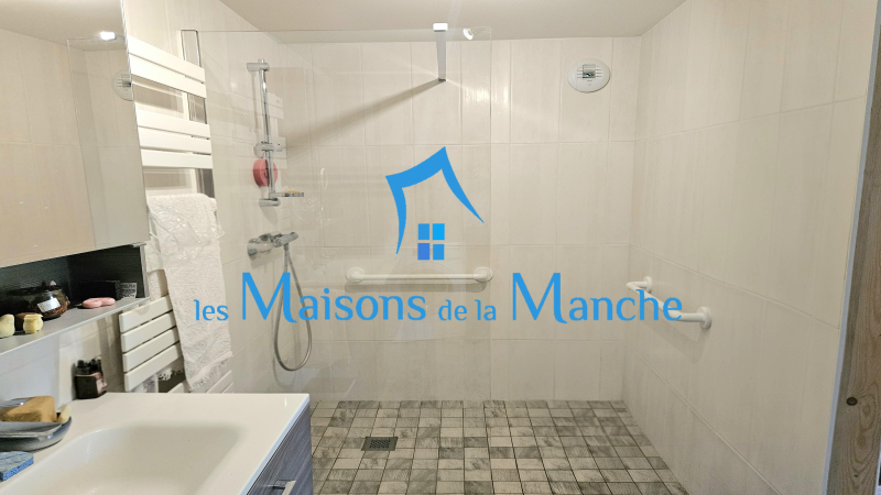 Magnifique maison normande en pierre avec dépendances sur un terrain arboré de plus de 8 000 m²