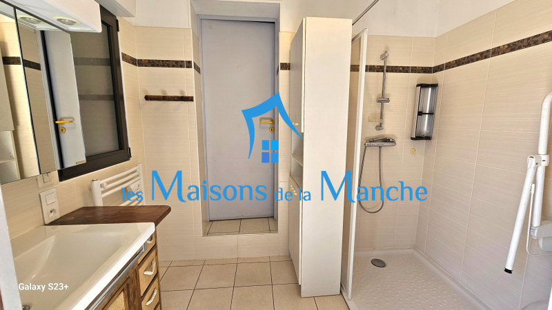 Grande maison de ville en pierre avec garages à St Hilaire du Harcouët