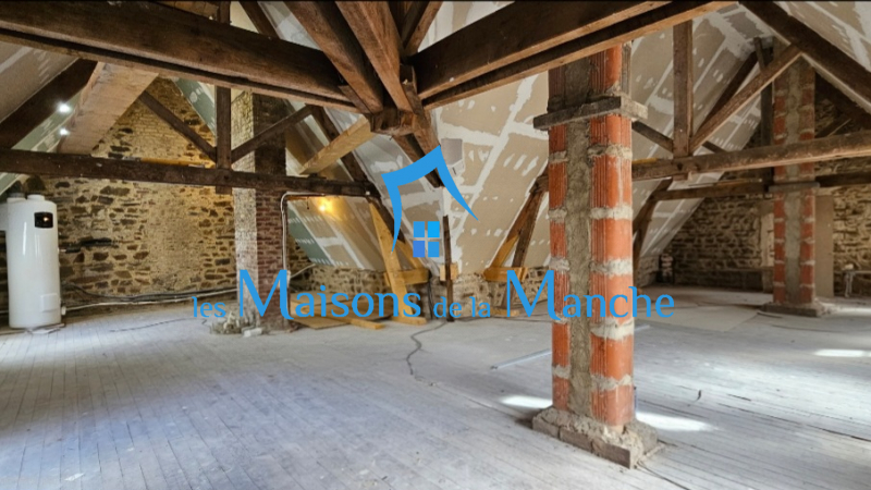 Grande maison de caractère aux multiples possibilités de 223 m² habitables (305m² exploitable) Située dans la belle commune de Chérencé-le-Roussel