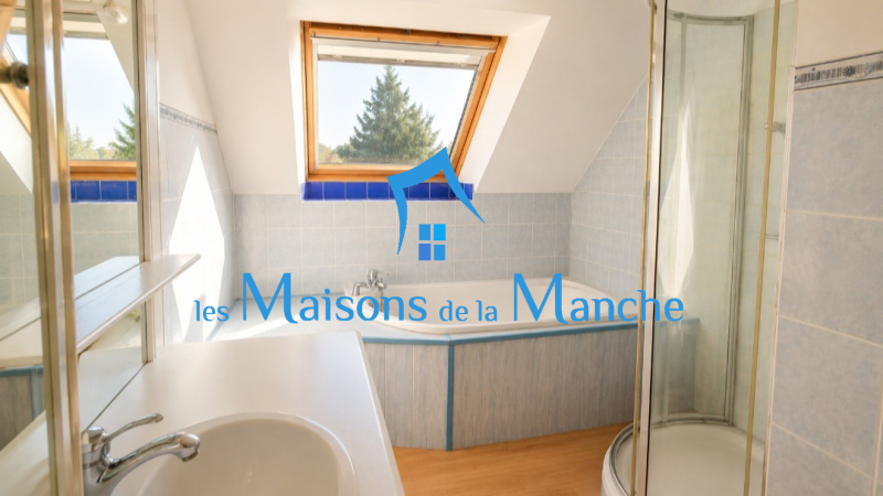 Maison de caractère en pierre avec terrasse, cour intime et ancien local commercial : un bien aux multiples possibilités !