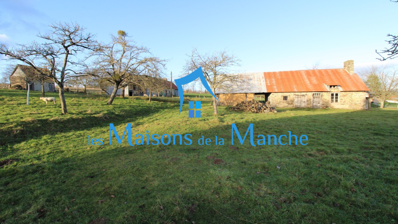 Ensemble de bâtiments à rénover en campagne