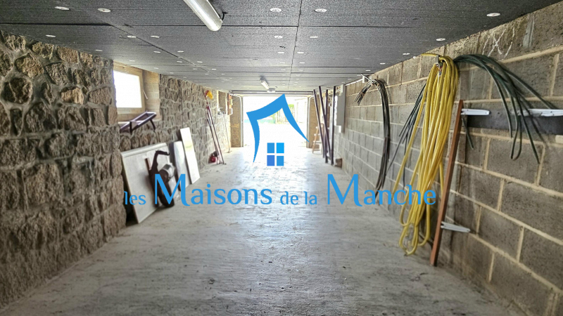 Maison sur sous-sol avec grand terrain arboré - située à Virey - à 5 min de Saint Hilaire du Harcouët