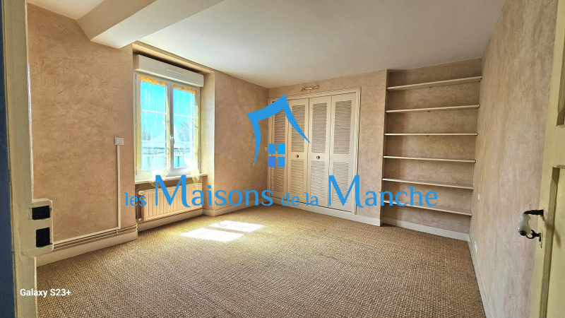 Grande maison de ville en pierre avec garages à St Hilaire du Harcouët