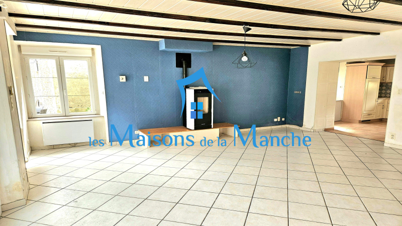 Maison de bourg en pierre + grand garage