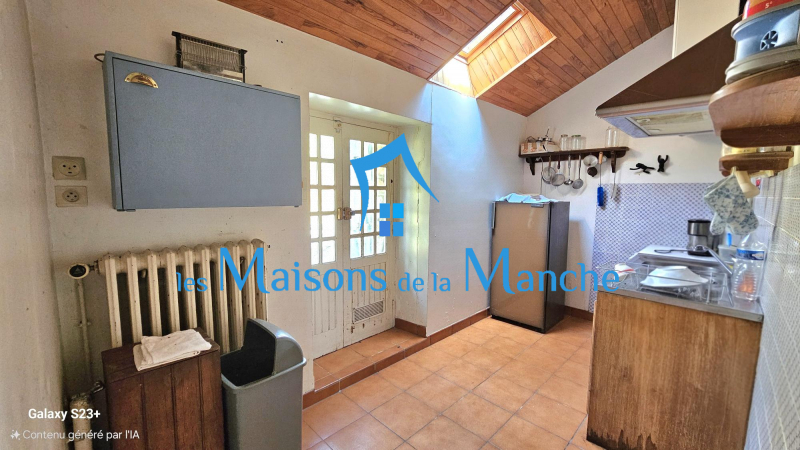 Jolie longère à rafraîchir à Montjoie-Saint-Martin, proche Saint-James